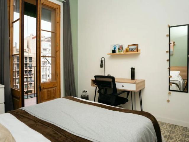 Room in a shared 3 bedroom apartment for rent in la Nova Esquerra de l'Eixample