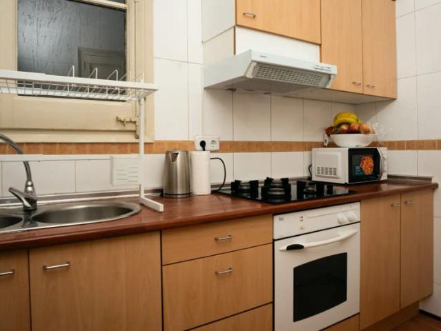 Room in a shared 3 bedroom apartment for rent in la Nova Esquerra de l'Eixample
