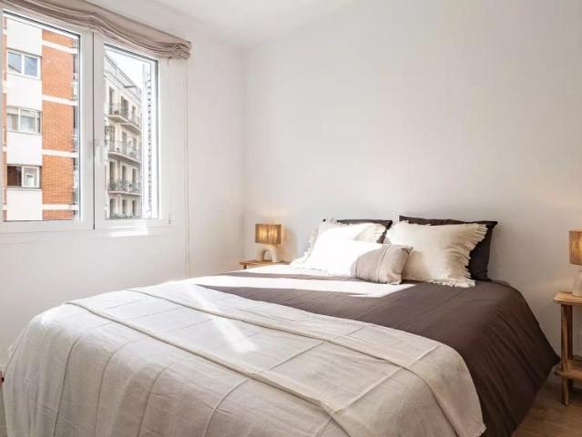 Room in a shared 3 bedroom apartment for rent in La Sagrada Família, perfect for professionals or students