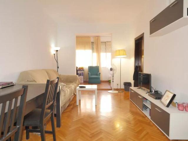 Room in a shared 3 bedroom apartment for rent in la Sagrada Família