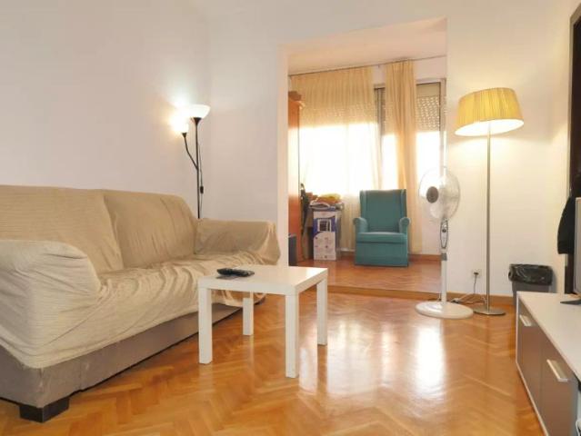 Room in a shared 3 bedroom apartment for rent in la Sagrada Família