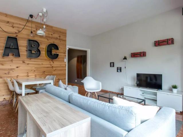 Room in a shared 3 bedroom apartment for rent in la Sagrada Familla, professionals or students only