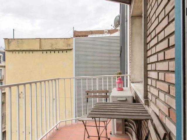 Room in a shared 3 bedroom apartment for rent in la Sagrada Familla, professionals or students only