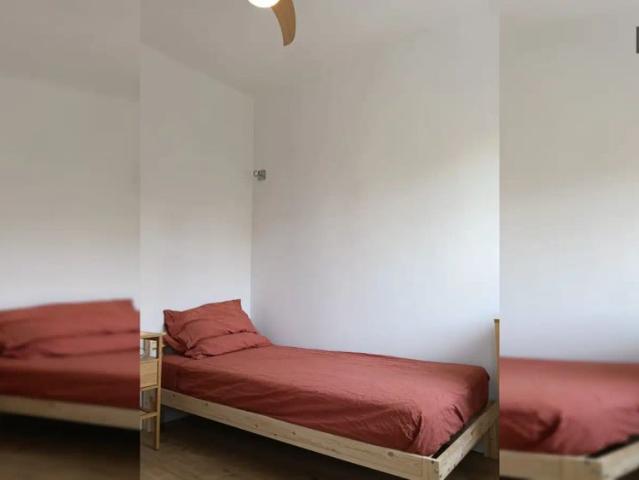 Room in a shared 3 bedroom apartment for rent in La Salut, bills included
