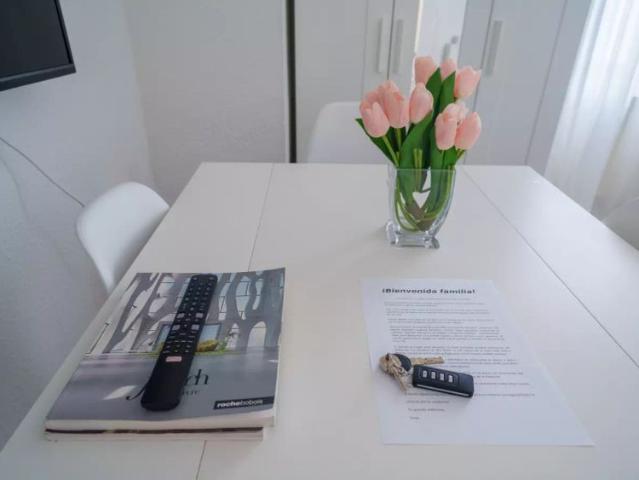 Room in a shared 3 bedroom apartment for rent in L'Amistat, bills included, ideal for professionals and students