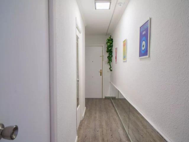 Room in a shared 3 bedroom apartment for rent in L'Amistat, bills included, ideal for professionals and students