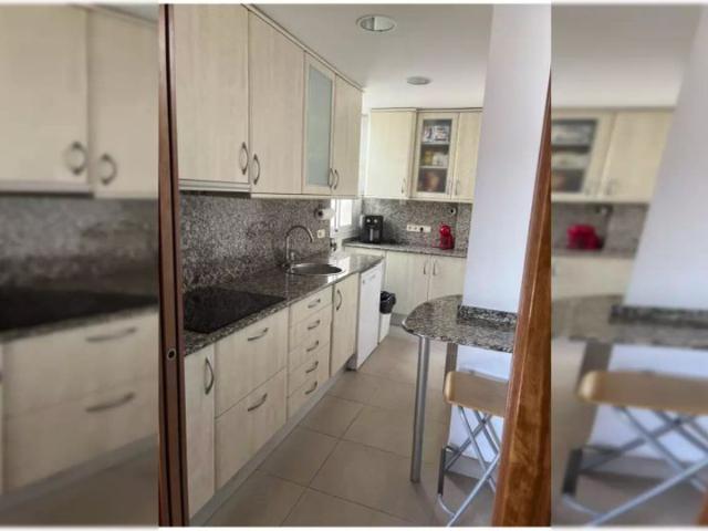 Room in a shared 3 bedroom apartment for rent in Les Corts, bills included, only females