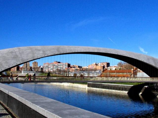 Room in a shared 3 bedroom apartment for rent in Moscardó, Madrid, perfect for women students