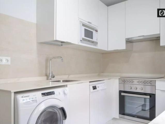 Room in a shared 3 bedroom apartment for rent in Sol, bills included