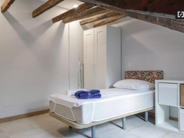 Room in a shared 3 bedroom apartment for rent in Sol, bills included