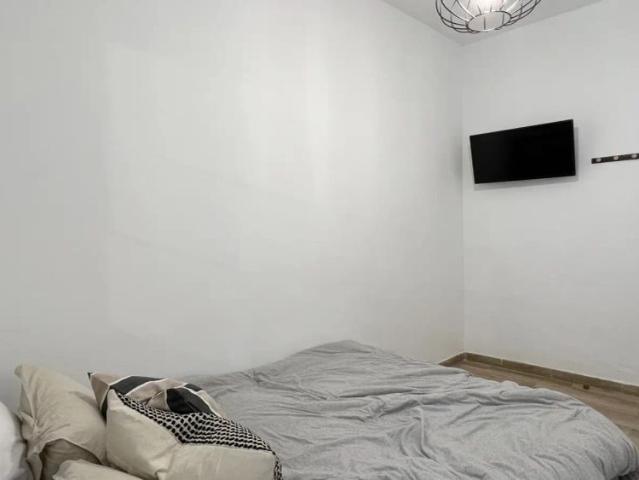 Room in a shared 3 bedroom apartment for rent in San Diego. Professionals only