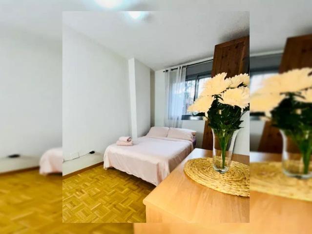 Room in a shared 3 bedroom apartment for rent in San Fermín, tenants must be professionals and/or students