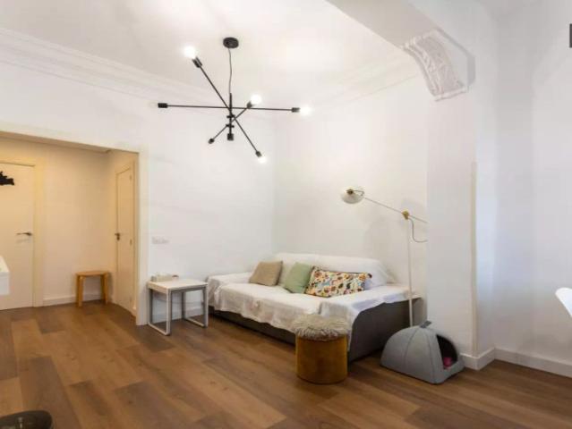 Room in a shared 3 bedroom apartment for rent in Sant Antoni, some bills included, perfect for women
