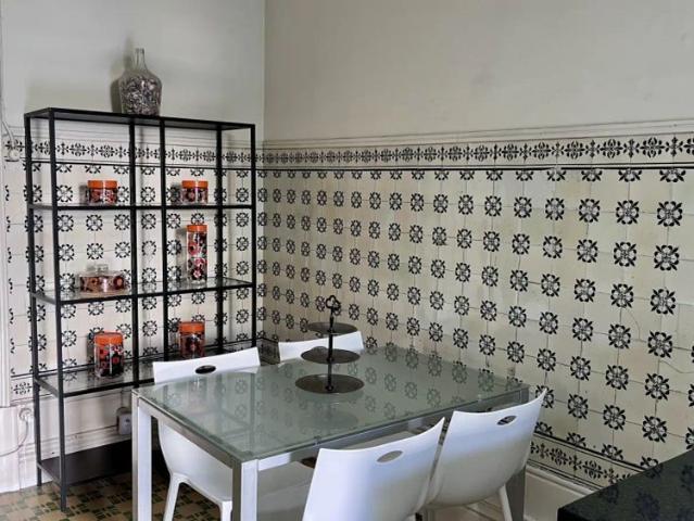 Room in a shared 3 bedroom apartment for rent in Porto