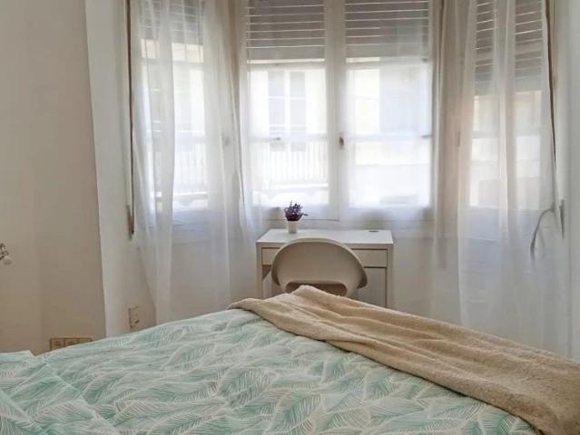 Room in a shared 3 bedroom apartment for rent in Palacio, all bills included