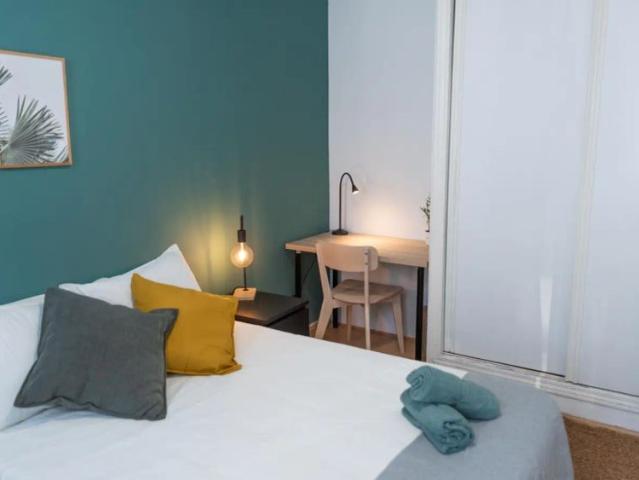 Room in a shared 3 bedroom apartment for rent in Palacio, all bills included