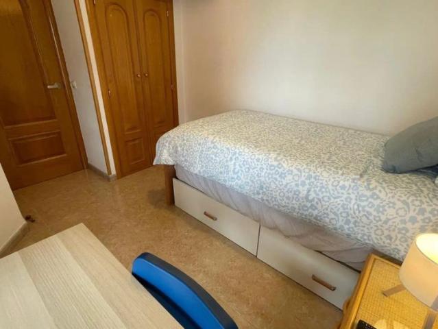 Room in a shared 3 bedroom apartment for rent in Palomeras Sureste, perfect for professionals and students