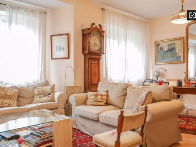 Room in a shared 3 bedroom apartment for rent in Ríos Rosas, perfect for female students