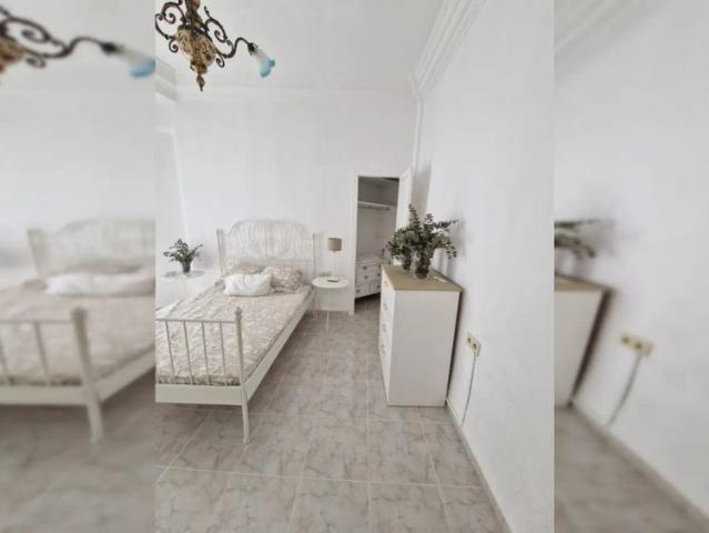 Room in a shared 3 bedroom apartment for rent in Russafa, all bills included
