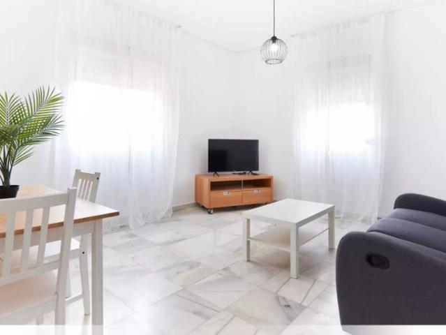 Room in a shared 3 bedroom apartment for rent in Tiro de Línea Santa Genoveva, professionals only, perfect for students