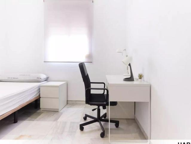 Room in a shared 3 bedroom apartment for rent in Tiro de Línea Santa Genoveva, professionals only, perfect for students