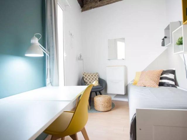 Room in a shared 3 bedroom apartment for rent in Vila de Gràcia
