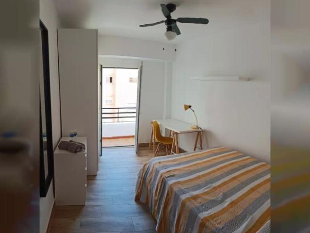 Room in a shared 3 bedroom apartment for rent in Zapillo, perfect for professionals and students