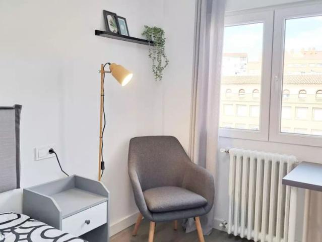 Room in a shared 3 bedroom apartment for rent in Zaragoza, perfect for women