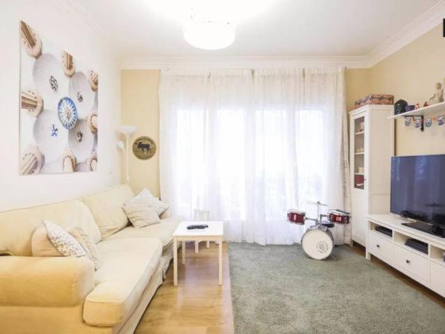 Room in a shared 3 bedroom flat for rent in Vila de Gràcia only for females