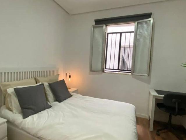 Room in a shared 4 bedroom apartment for rent in Cortes, professionals and students only