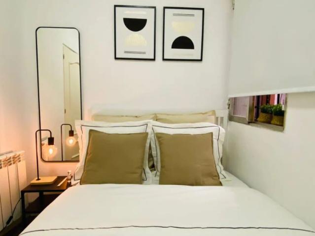 Room in a shared 4 bedroom apartment for rent in Cortes, professionals and students only