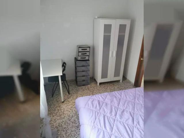 Room in a shared 4 bedroom apartment for rent in Camino de Ronda