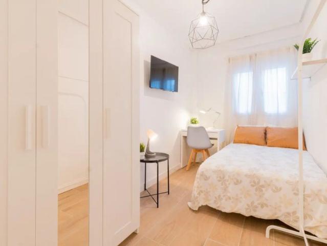 Room in a shared 4 bedroom apartment for rent in Campanar