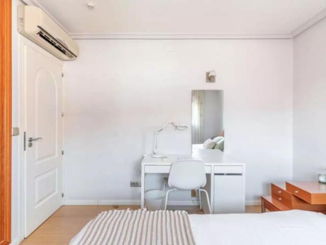 Room in a shared 4 bedroom apartment for rent in Canillas