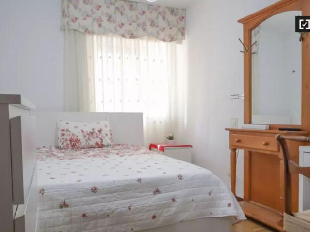 Room in a shared 4 bedroom apartment for rent in Casco Histórico de Vallecas, professionals only