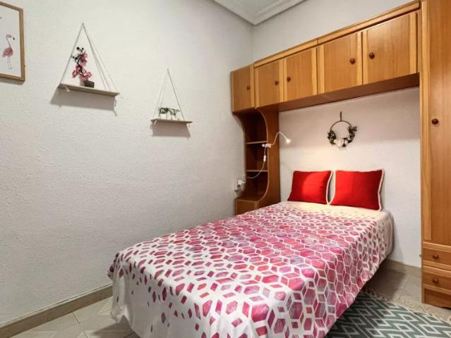 Room in a shared 4 bedroom apartment for rent in Casería de Montijo, Granada, only females, only students