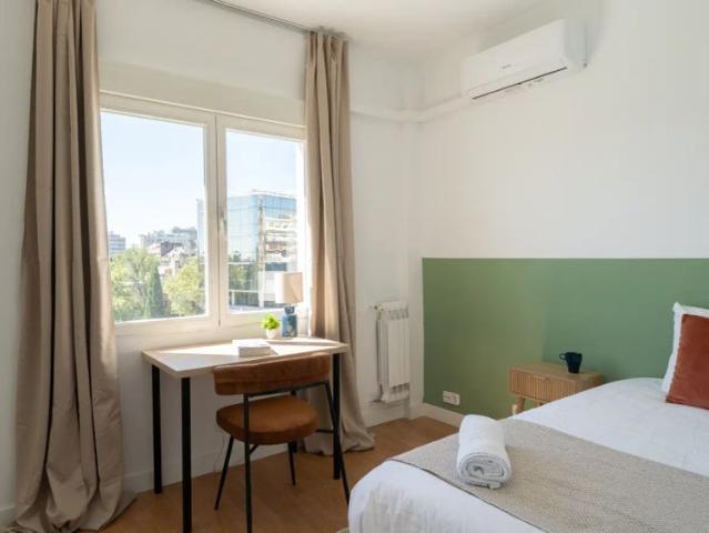 Room in a shared 4 bedroom apartment for rent in Castilla