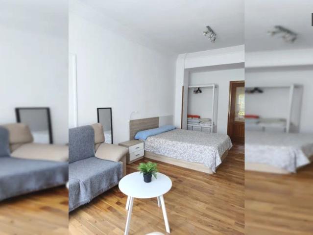 Room in a shared 4 bedroom apartment for rent in Castillejos, professionals only