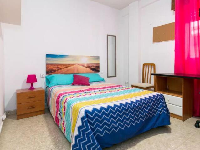 Room in a shared 4 bedroom apartment for rent in Centro Sagrario, smoking allowed balcony