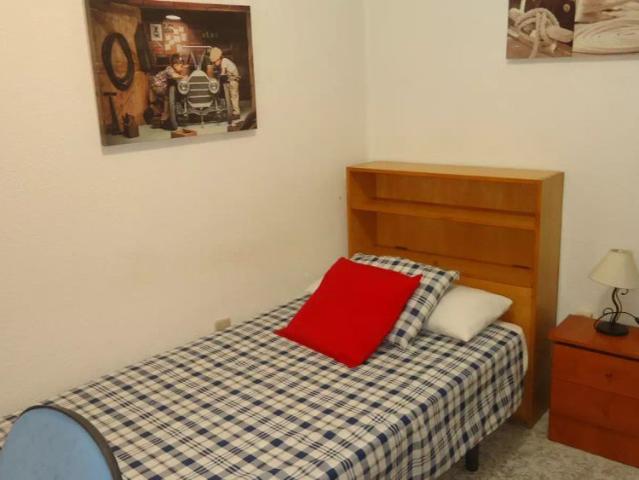 Room in a shared 4 bedroom apartment for rent in Ciudad Jardín