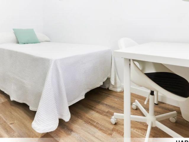 Room in a shared 4 bedroom apartment for rent in Ciudad Jardín, professionals only