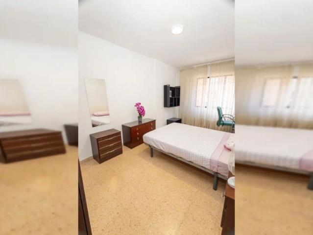 Room in a shared 4 bedroom apartment for rent in Ciutat Jardí