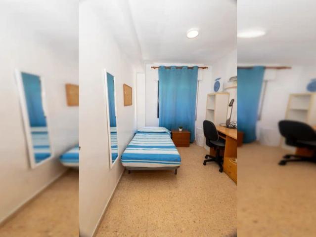 Room in a shared 4 bedroom apartment for rent in Ciutat Jardí