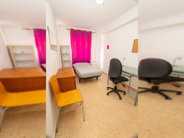 Room in a shared 4 bedroom apartment for rent in Ciutat Jardí