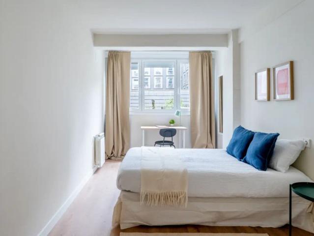 Room in a shared 4 bedroom apartment for rent in Cuatro Caminos