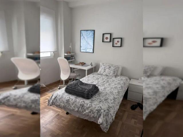 Room in a shared 4 bedroom apartment for rent in Cuatro Caminos, bills included