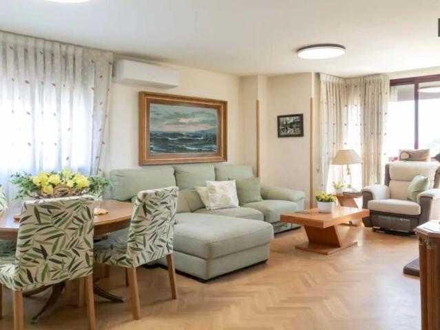 Room in a shared 4 bedroom apartment for rent in Abrantes, only for females