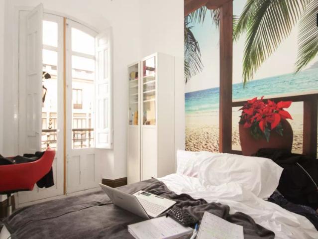 Room in a shared 4 bedroom apartment for rent in Albaycín