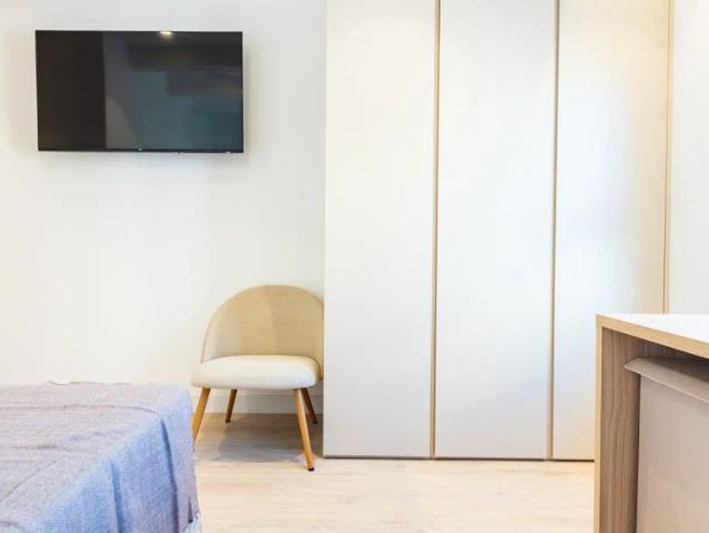 Room in a shared 4 bedroom apartment for rent in Albors