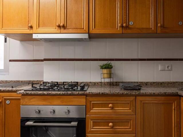 Room in a shared 4 bedroom apartment for rent in Albors